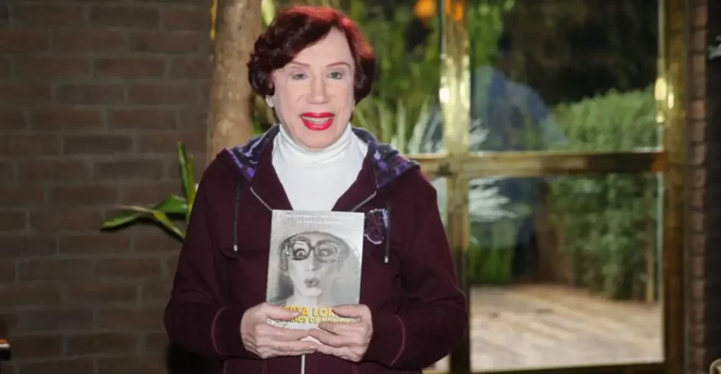 Berta Loran segura o livro 90 Anos de Humor, homenagem à sua carreira no humor brasileiro.