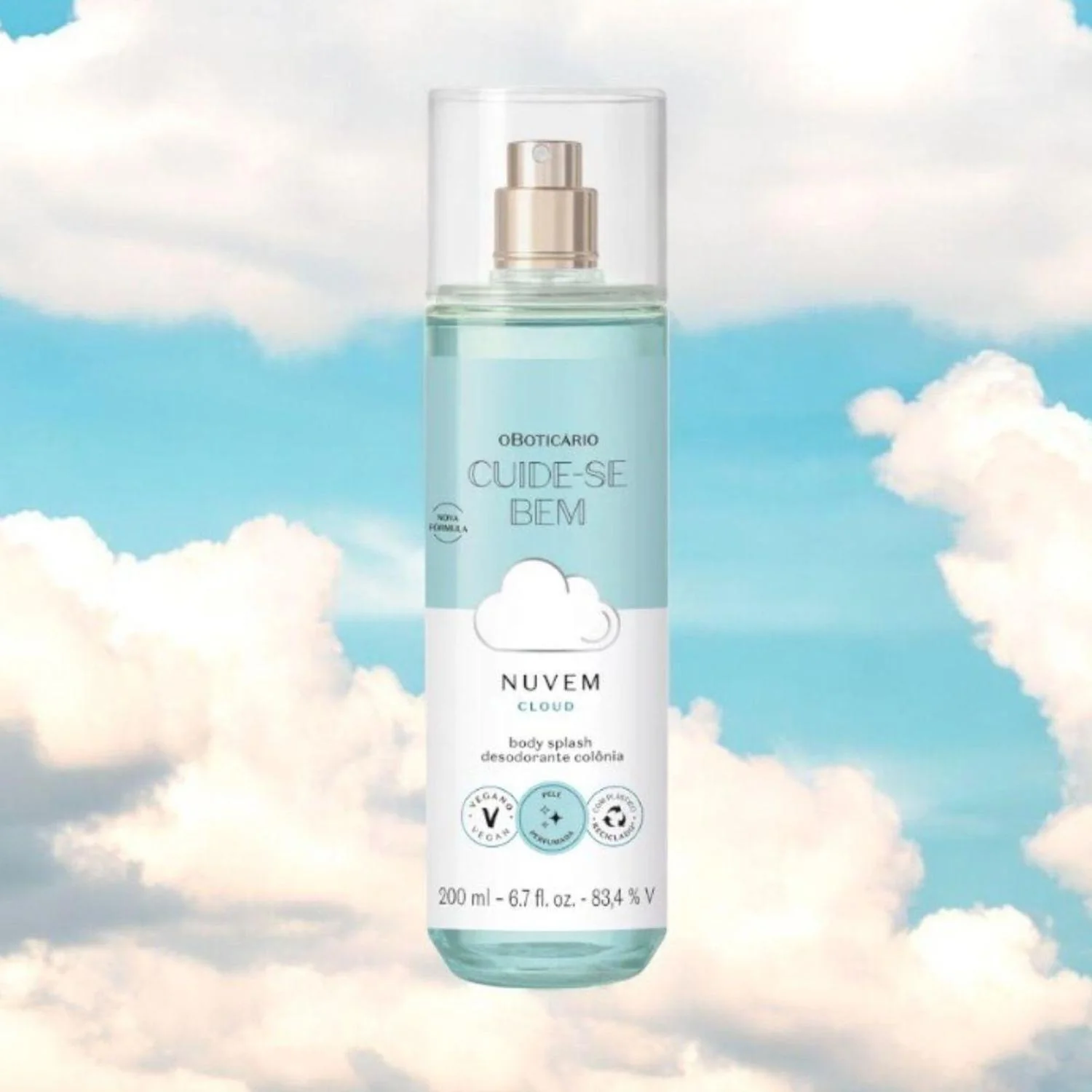Frasco do body splash O Boticário Cuide-se Bem Nuvem em cenário com nuvens.