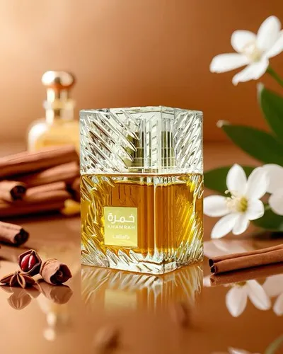 Perfume Khamrah Eau de Parfum – Lattafa, frasco âmbar com tampa dourada, fragrância gourmand oriental com canela, tâmaras, praliné e baunilha.
