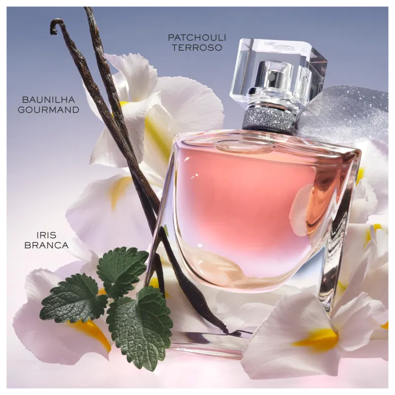 Frasco do perfume Lancôme La Vie Est Belle em cenário delicado com flores de íris branca, baunilha e elementos gourmand, sobre fundo suave e iluminado.