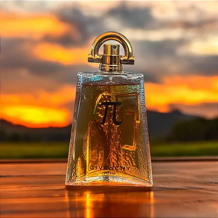 Perfume masculino Pi – Givenchy, frasco âmbar com tampa prateada, fragrância oriental amadeirada com baunilha, amêndoa e açúcar mascavo.
