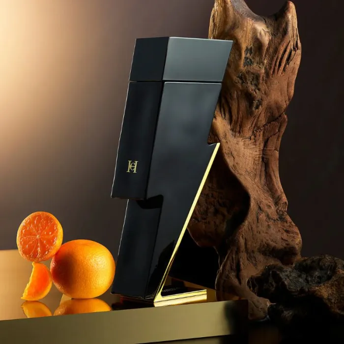 Frasco em formato de raio do perfume Bad Boy Carolina Herrera®, símbolo de ousadia e poder masculino.