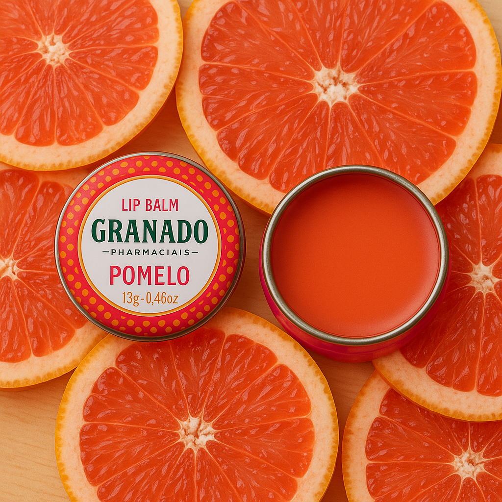 Balm labial Granado de pomelo com fatias de grapefruit ao fundo.