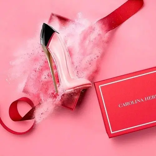 Frasco em formato de stiletto rosa claro do Good Girl Blush Eau de Parfum da Carolina Herrera, representando delicadeza e feminilidade moderna.