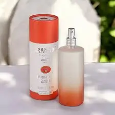 Frasco da colônia Granado Terrapeutics Mandarina & Sândalo com rótulo em tons alaranjados, representando o equilíbrio entre notas cítricas e amadeiradas.