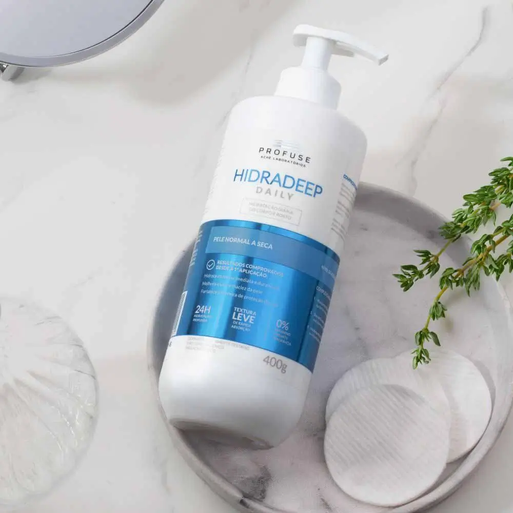 Embalagem branca de Daily Profuse Loção Hidratante sobre mesa com toalha e flores delicadas.