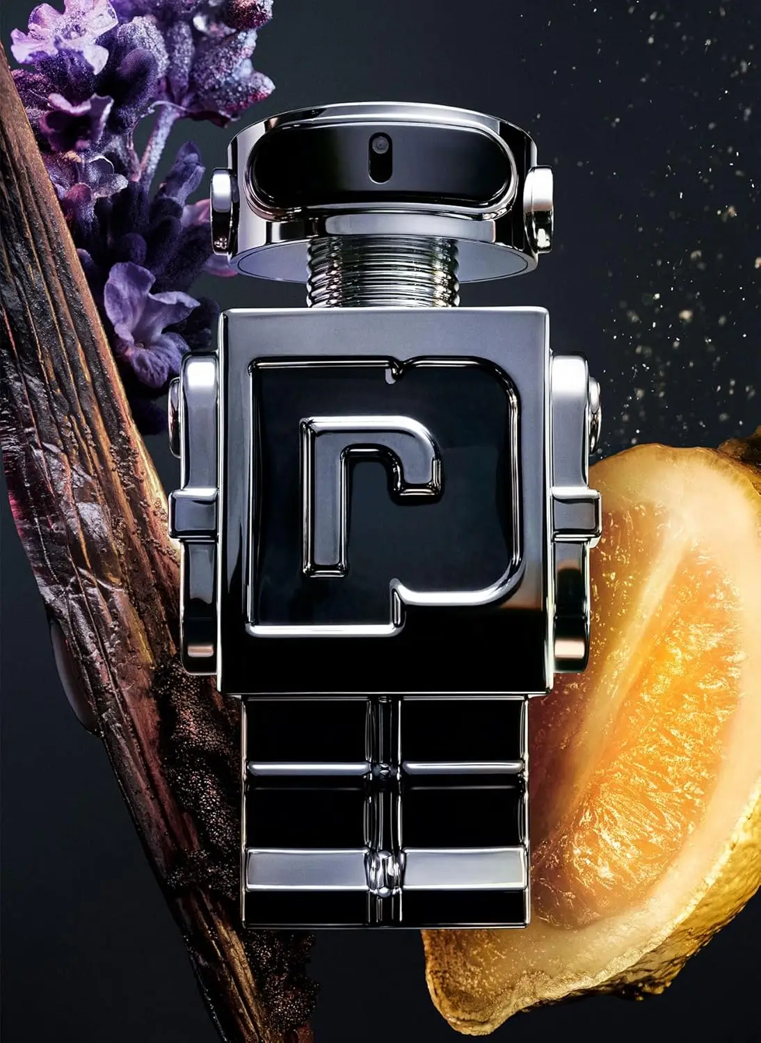 Frasco do perfume Paco Rabanne Phantom em formato de robô, com lavanda, limão e baunilha ao fundo, representando inovação e modernidade.