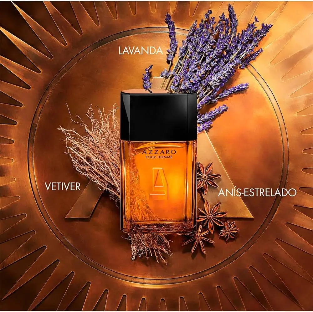 Frasco do perfume masculino Azzaro Pour Homme cercado por lavanda, vetiver e anis-estrelado em fundo cobre, reforçando sua elegância aromática amadeirada.