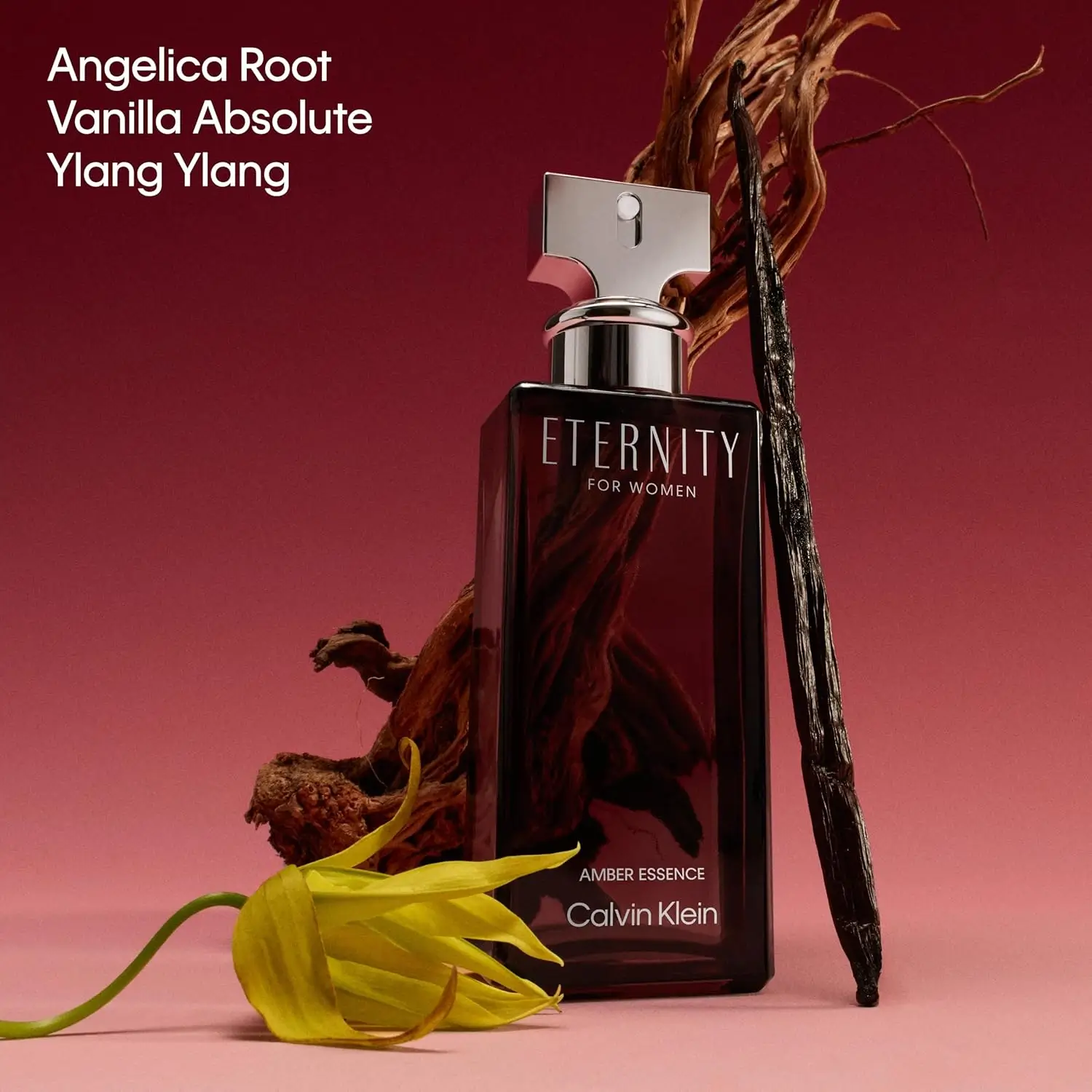 Frasco do Calvin Klein Eternity Amber Essence for Women com raiz de angélica, vagem de baunilha e flor de ylang-ylang em fundo vermelho.