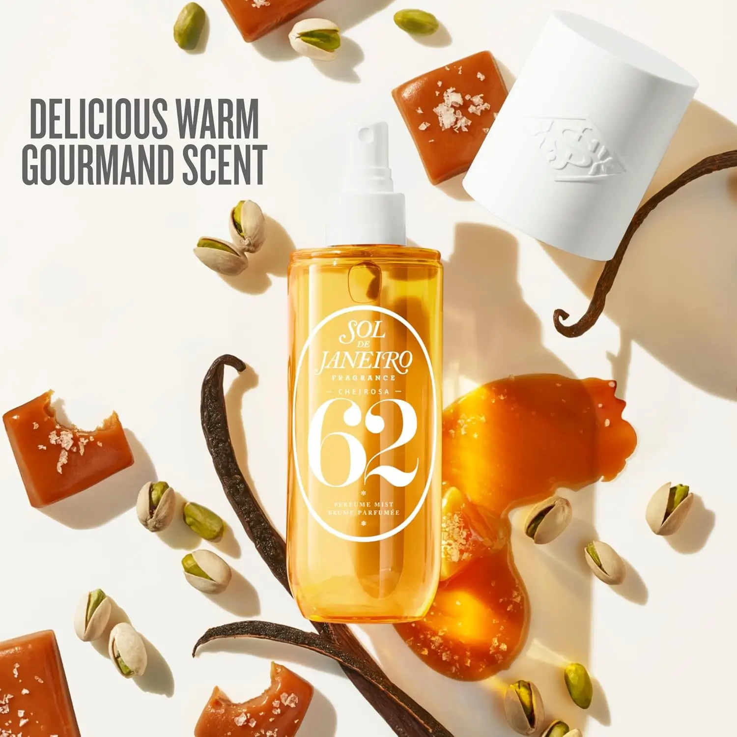 fragrância Sol de Janeiro Cheirosa 62 em frasco âmbar, cercada por pistaches, favas de baunilha e caramelo salgado — conceito de gourmand salgado moderno