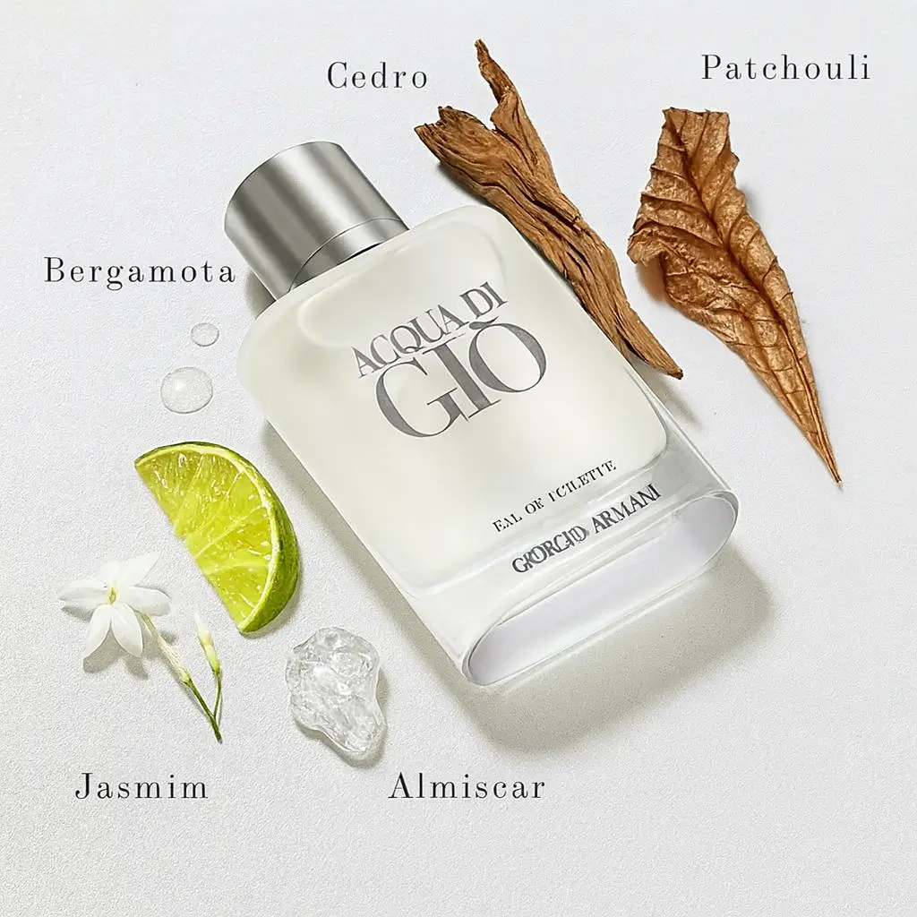 Frasco do perfume Acqua Di Giò Giorgio Armani deitado sobre superfície clara, rodeado por notas olfativas como bergamota, jasmin, almíscar, cedro e patchouli.