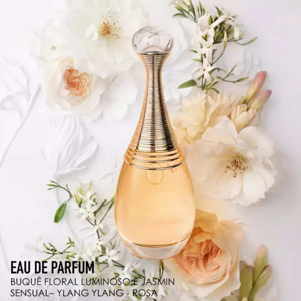 perfumes femininos sofisticados em frasco dourado sobre flores brancas