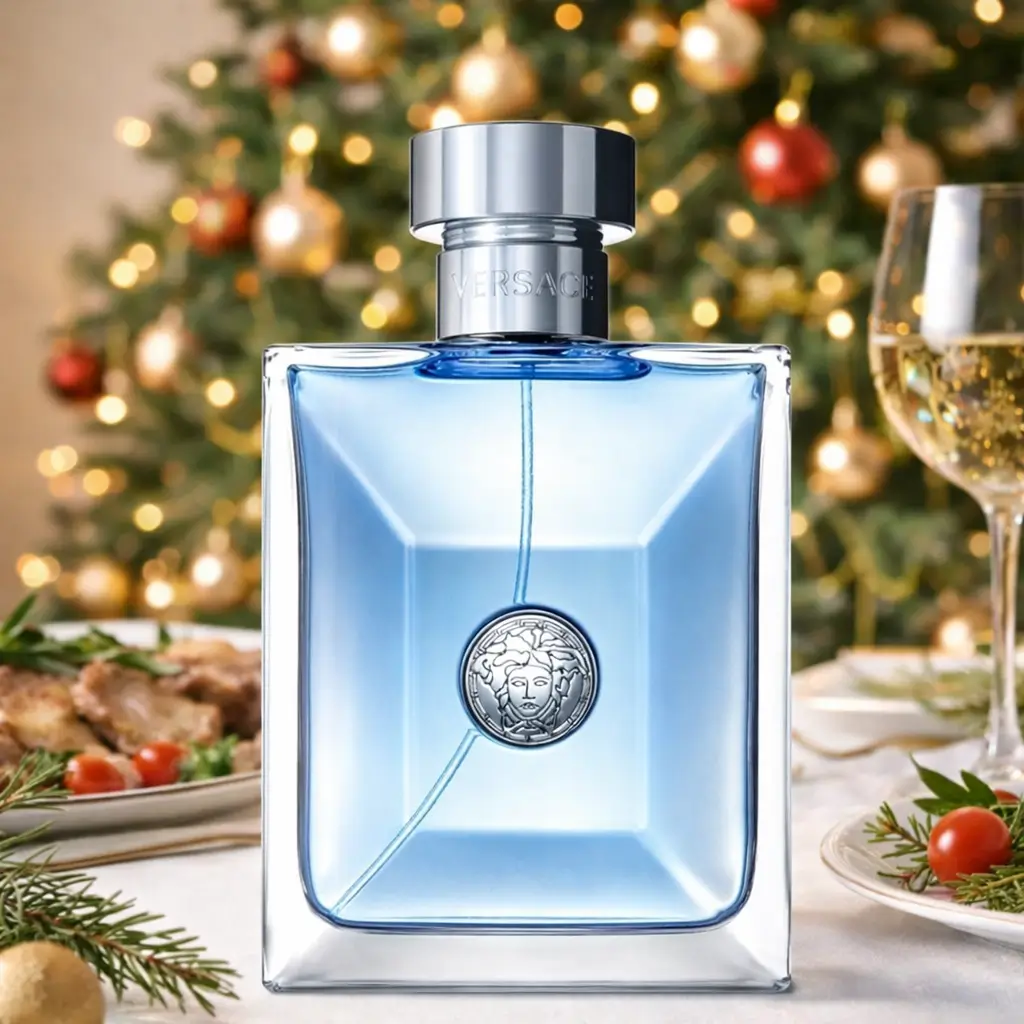 Perfume Versace Pour Homme em frasco azul claro sobre mesa de almoço de Natal, com decoração natalina ao fundo, transmitindo frescor e elegância.