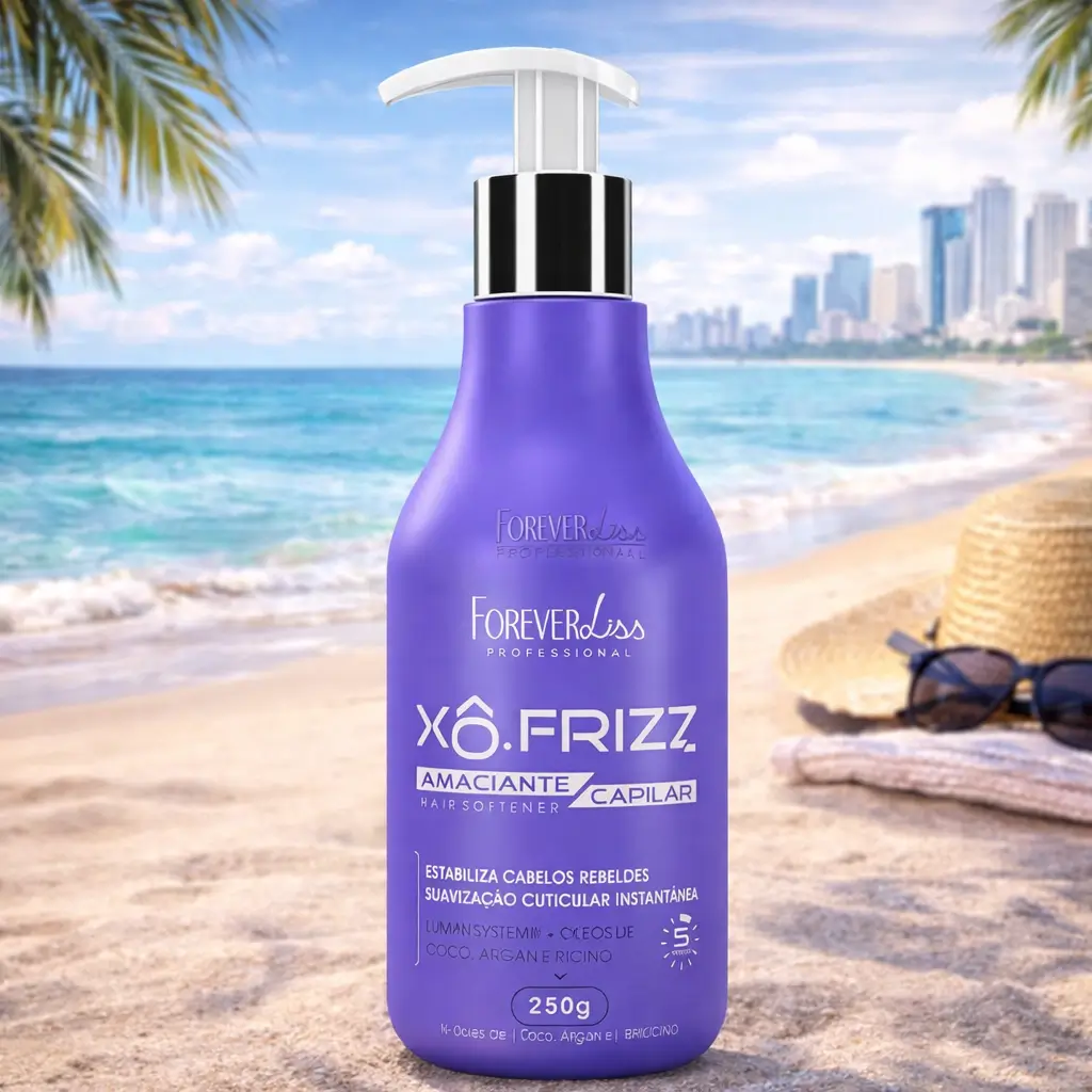 Frizz no verão com Forever Liss Xô Frizz amaciante capilar em cenário de calor e umidade.