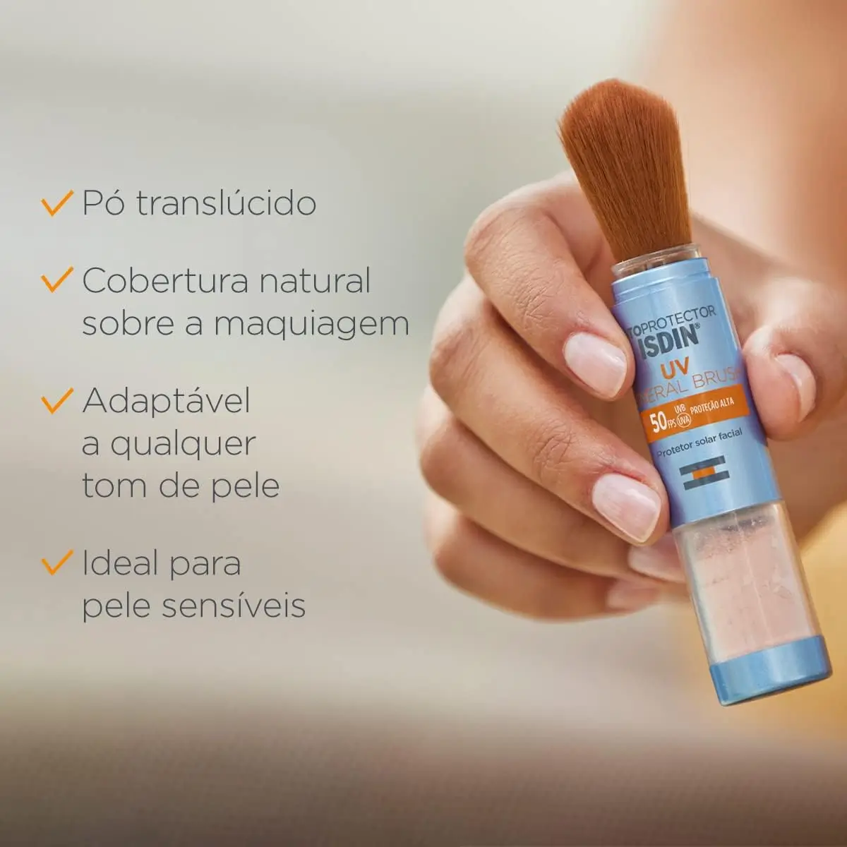 Protetor solar em pó ISDIN UV Brush Mineral FPS 50 aplicado com pincel, ideal para reforçar a proteção da pele ao usar chapéu no verão